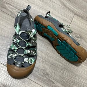 Womens keen water shoes 9